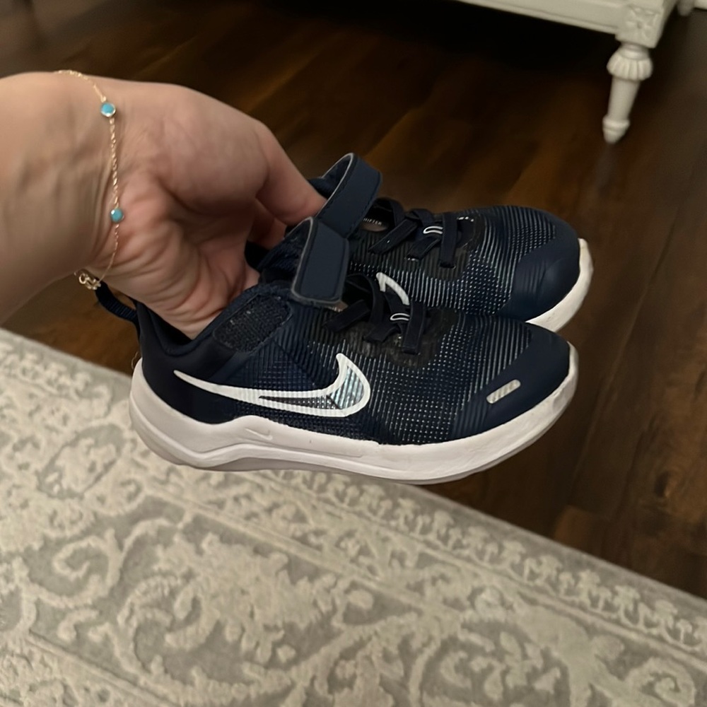 Toddler nike sneakers size 8 navy